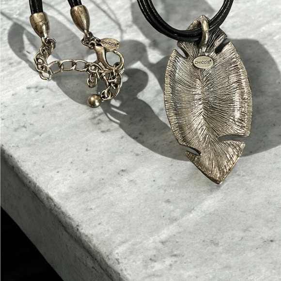 CHICO'S ENAMEL LEAF CHOKER LAGENLOOK W/ADJUSTABLE BLACK CORD - Picture 5 of 5